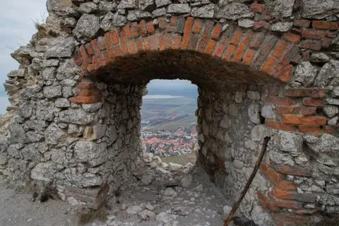 A view of the stony window of the old castle in the background is a village m 库存照片