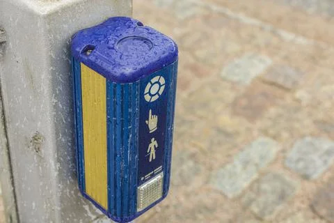 View of stoplight regulation button for pedestrians. 库存照片