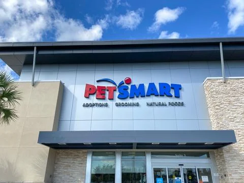 A view of the storefront of Petsmart 스톡 사진