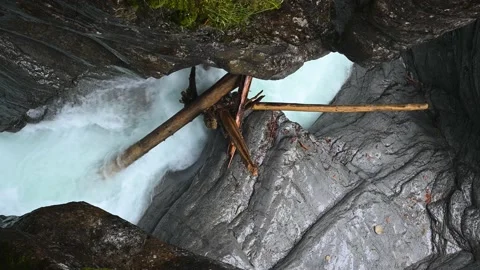 View straight down into a dramatic rushing mountain river full of logs. 스톡 동영상 141467897