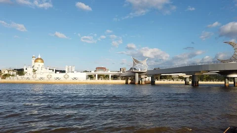 View of Sultan Omar Ali Saifuddin pedestrian bridge and mosque Stock Footage 100937711