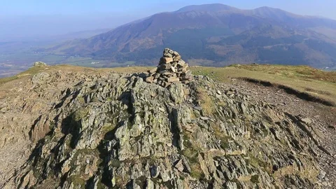 View of the summit cairn on Barf fell, Keswick, Lake District Vidéo 104002063