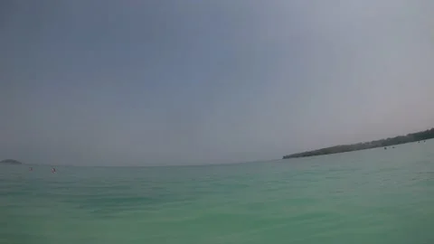View of the sun in a blue sky over a paradisiac island with clear, Vídeo Stock 149058481