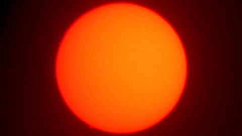 A view of the Sun full disk with an H Alpha telescope. Some flares going out Vídeos de archivo 148176092