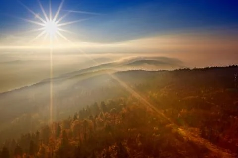 View on the sun over inversion from jested Foto stock