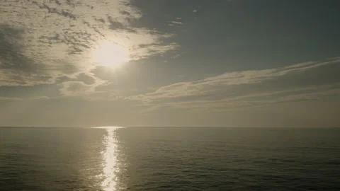 View of the sun over the ocean 库存影片 208899093