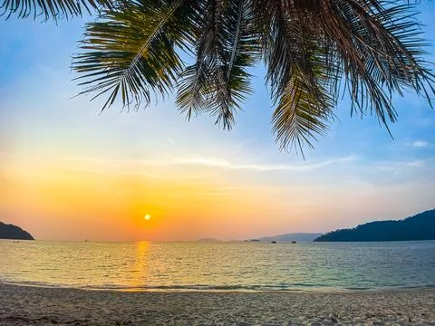 View of Sunset beach in koh Lipe, Thailand Fotos de archivo