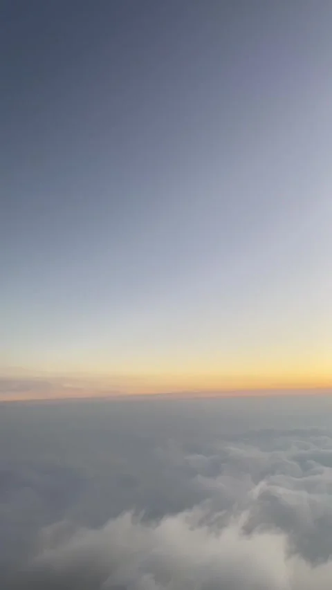 View of the sunset behind a cloudscape	 Video stock 285607980