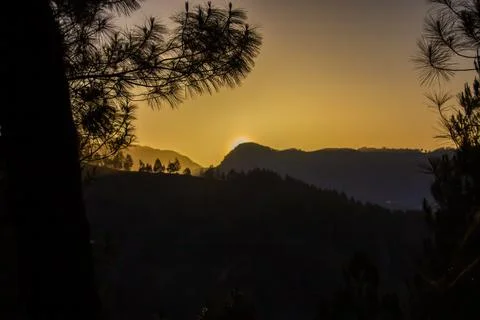 The view of the sunset behind the mountain, so beautiful Foto stock