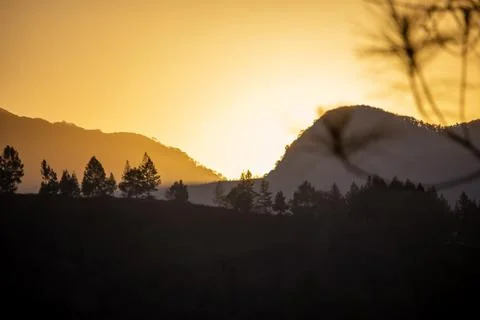 The view of the sunset behind the mountain, so beautiful Foto stock