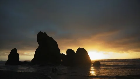 A view at sunset at Ruby Beach in Olympic National Park. Stock Footage 118796088