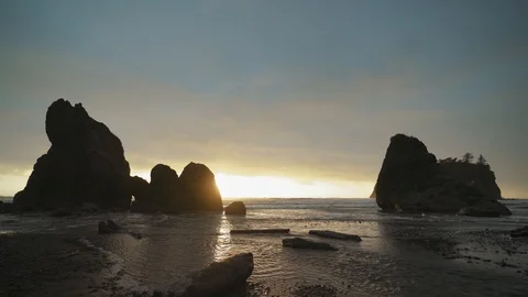 A view at sunset at Ruby Beach in Olympic National Park. Stock Footage 118796274