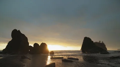 A view at sunset at Ruby Beach in Olympic National Park. Stock Footage 118796566