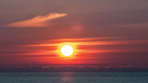 View of Sunset sun and clouds above sea. Vídeo Stock 143069511