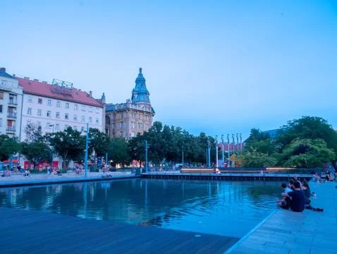 View on the sunset while the people resting on the Francis square in Budapest Foto stock