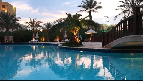 View on the swimming pool in the evening Vídeo Stock 2923913