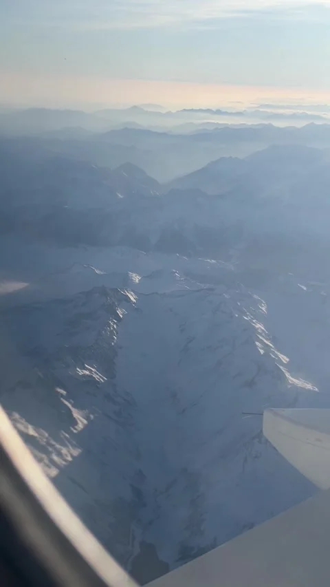 View of the Swiss Alps from the window of a plane Vidéo 303957042
