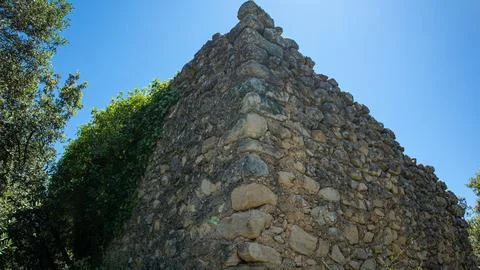 View of a tall stone structure corner with ivy at the Atzuvieta archaeologi.. Foto stock