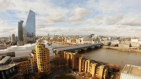 View of the Tate Modern Gallery, Thames and city skyline 스톡 동영상 103368528