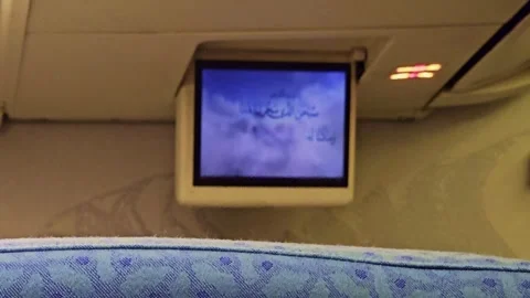 A view of a television screen in the back of an airplane Vídeo Stock 291903635