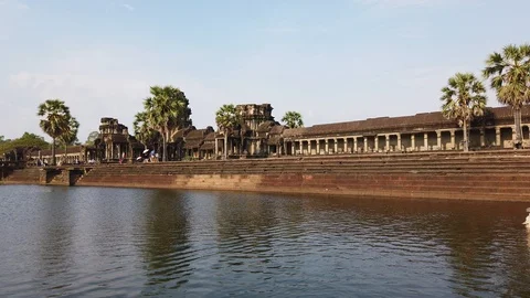 View of the temple of Angkor Wat across the moat in the evening. Vidéo 105877477