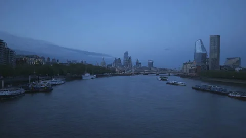 A view of the Thames River in the twilight. Stock Footage 154390749