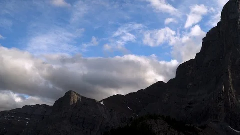 View of theThree Sisters Mountains in Canmore Alberta, handheld pano Vidéo 115683170