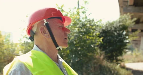 View of thoughtful senior engineer looking around during a work in summer day Video stock 135571043