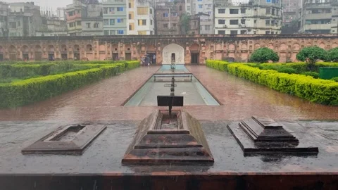 View of three historic graves inside Lalbagh Fort in Dhaka, Bangladesh 스톡 동영상 338408092