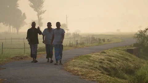 View of three men walking on a rural road in Bogura, Bangladesh. Vídeos de archivo 335593235