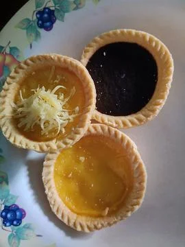 View of three variants of egg tarts on a plate Foto stock