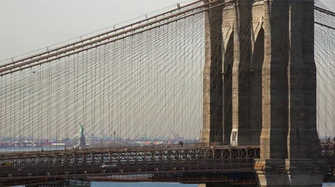 A view through the Brooklyn Bridge with the Statue Of Liberty in the distance. Vidéo 55575091