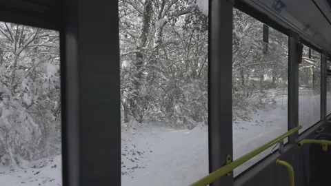 View through bus window in snowy Munich, Germany, reveals streets blanketed in Vidéo 294341683