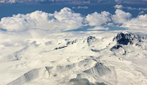View through clouds at mountain peaks. Fantastic terrific natural landscape. Use Fotos Stock