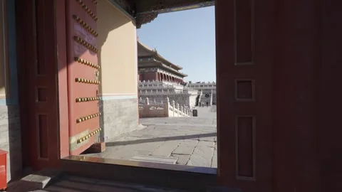 View through huge red gate with view of grand main building of forbidden ci.. Vídeo Stock 336472311