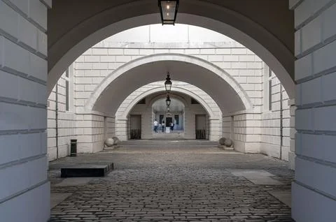 The view through the iconic arched passage with colonnade that connected th.. Foto stock