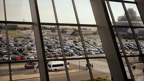 View through large glass window of a crowded parking lot. 스톡 사진