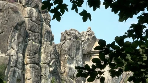 View through a leaf canopy to the mystical Externsteine near Detmold, Germany Vidéo 137326947