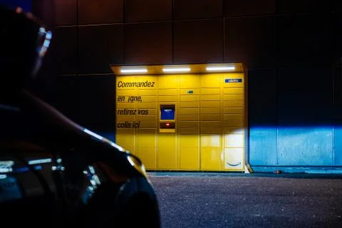 View through parked car to Amazon Locker delivery tecnology point of parcels Foto stock