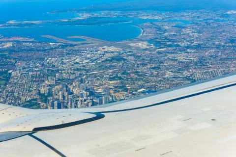 View through plane window and over wing while flying into Sydney with busin.. Stock Photos
