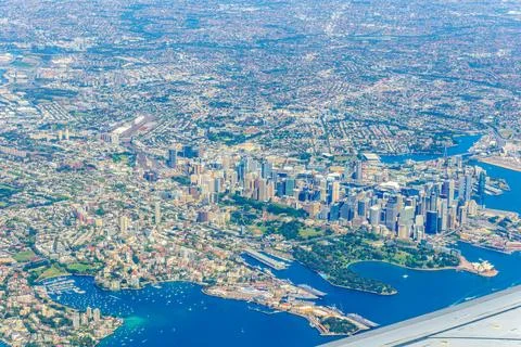 View through plane window and over wing while flying into Sydney with busin.. Stock Photos