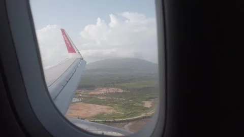 View through plane window with view of airplane's engine while airplane fly.. Video stock 337929585