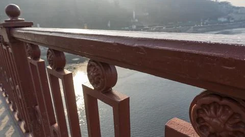 View through the railing of the Pedestrian bridge i on the Dnieper 库存照片