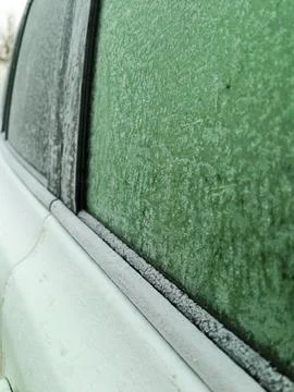 View through the rear window of a car covered in frost. Foto stock