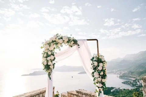 View through a rectangular wedding arch to the bay and mountains Foto stock