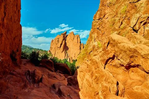 View through rocks of large red rock mountains Foto stock