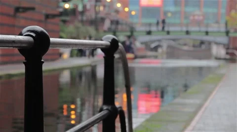 View Through Shallow Focus Railing of Birmingham Canal 库存影片 44524620