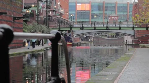 View Through Shallow Focus Railing of Birmingham Canal 库存影片 44524735