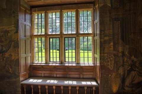 View through stone mullion window, United Kingdom Foto stock