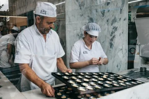 A view through the window of a cafe or glass as a chef prepares a traditional Stock Photos